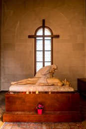 Bougie;-Chapelle-latérale;-Croix;-Église;-Gisant;-Jules-Astruc;-Kaleidos;-Kaleidos-images;-La-parole-à-limage;-Lieux-de-culte;-Notre-Dame-du-Travail;-Patrimoine-parisien;-Recueillement;-Sculpture-en-pierre;-Stories-Pictures;-Tarek-Charara;-Vitrail